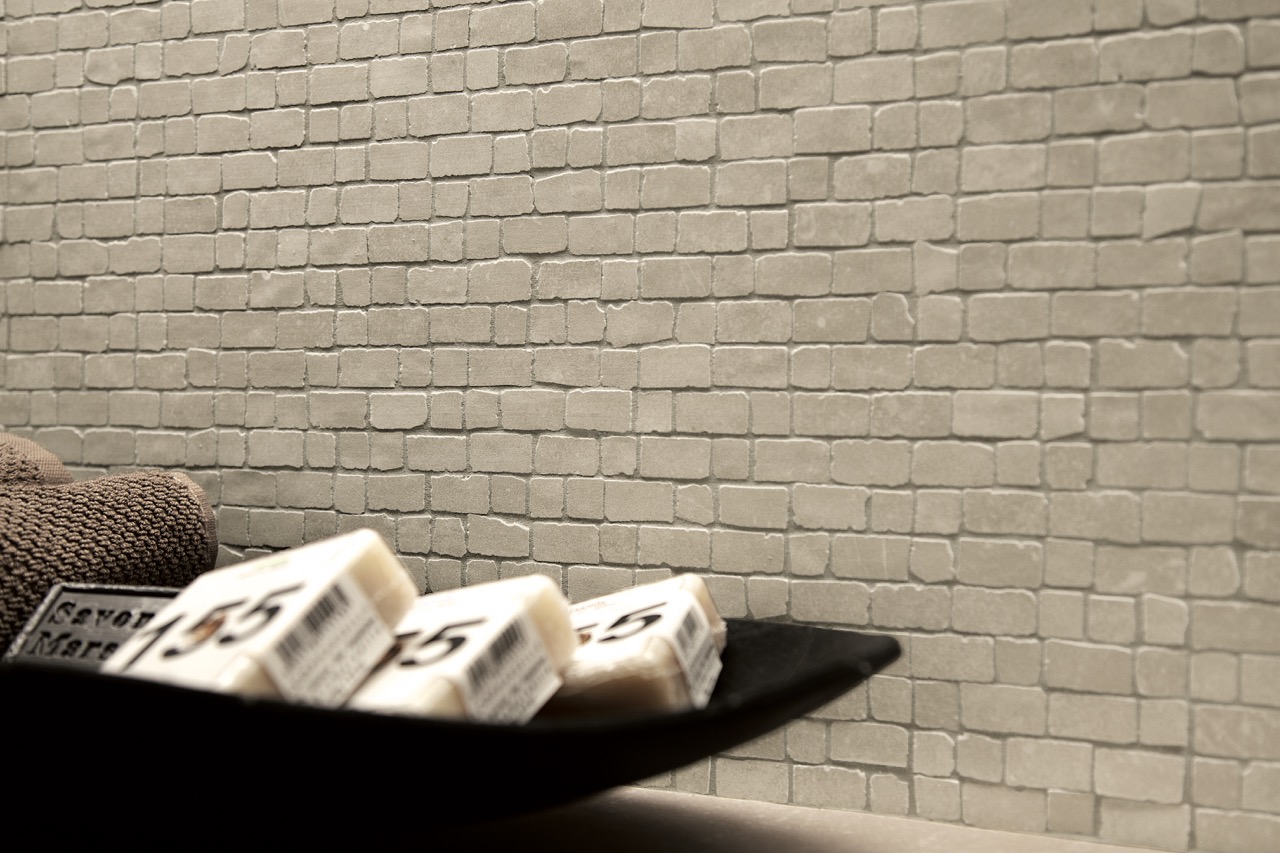 maku nut rock 3d feature bathroom tile